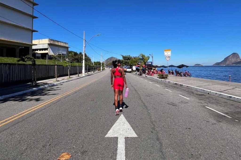 Corredor iniciante mantendo ritmo confortável durante a corrida