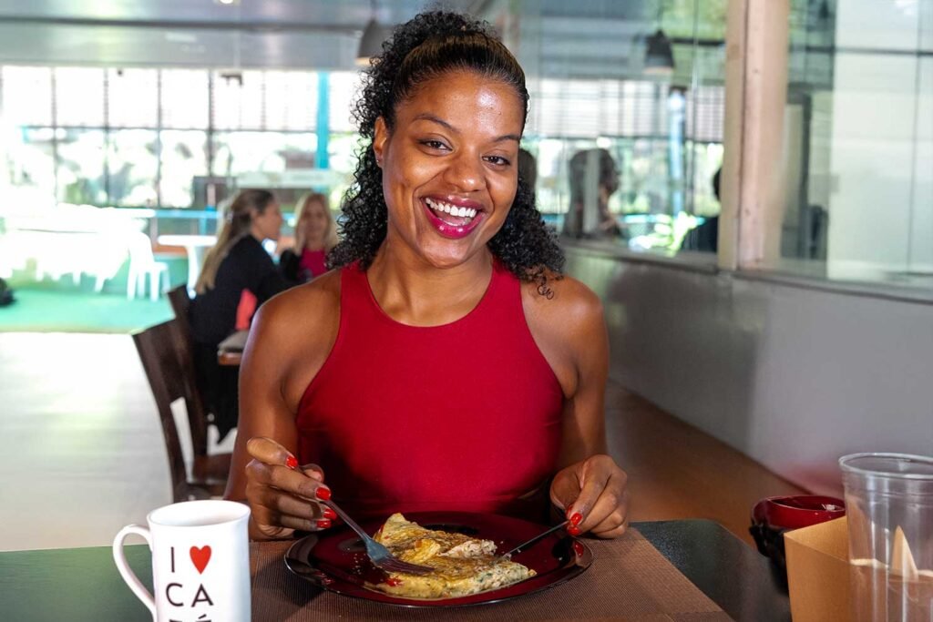 Momento de refeição saudável em ambiente acolhedor, associado ao bem-estar e qualidade de vida