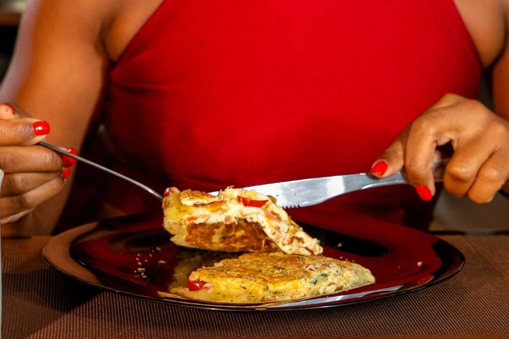 Prato equilibrado com alimentos naturais, preparado como parte de uma rotina de alimentação saudável