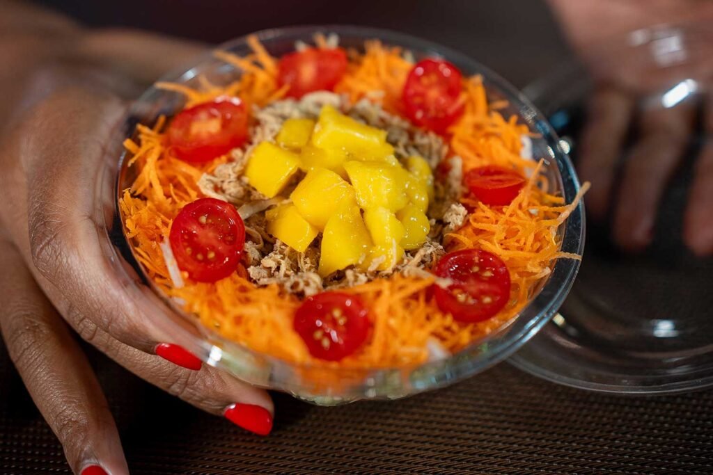 Bowl com alimentos naturais e coloridos, representando uma alimentação saudável e nutritiva