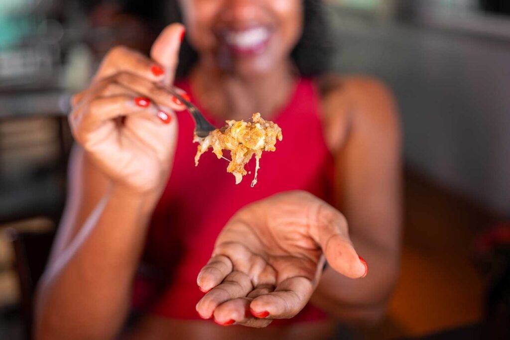 Detalhe de refeição saudável sendo consumida, reforçando a relação consciente com a alimentação