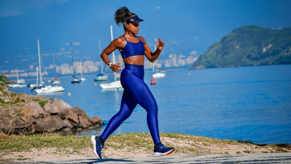 Luana Santinni correndo na orla de Niterói